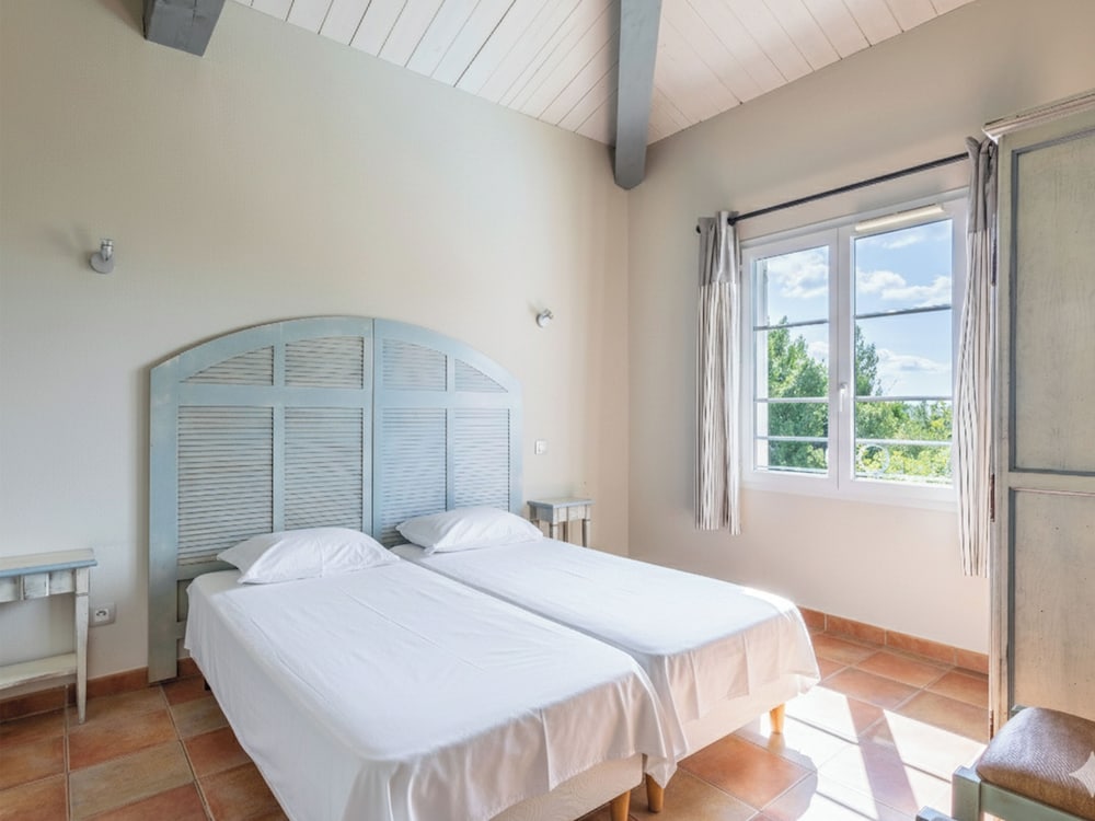 3-bedroom house for 8 people with private pool