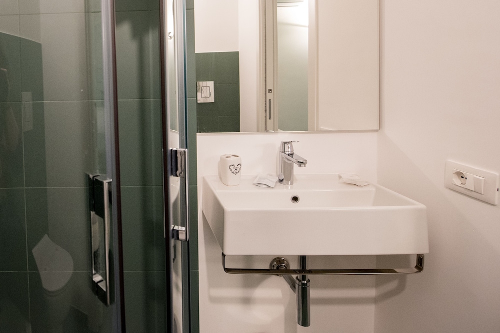 Double or Twin Room - Photo 8