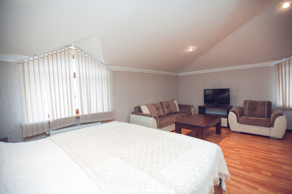 Murov - Family Room photo 2