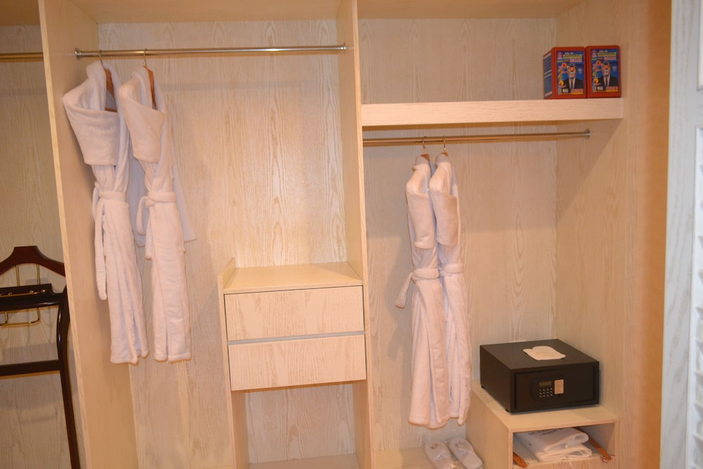 Premium Suite, 1 King Bed, Bathtub, Ocean View photo 3