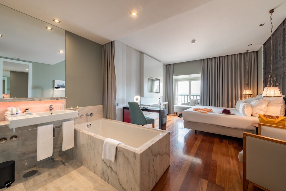 Premium Room (King Size Bed)