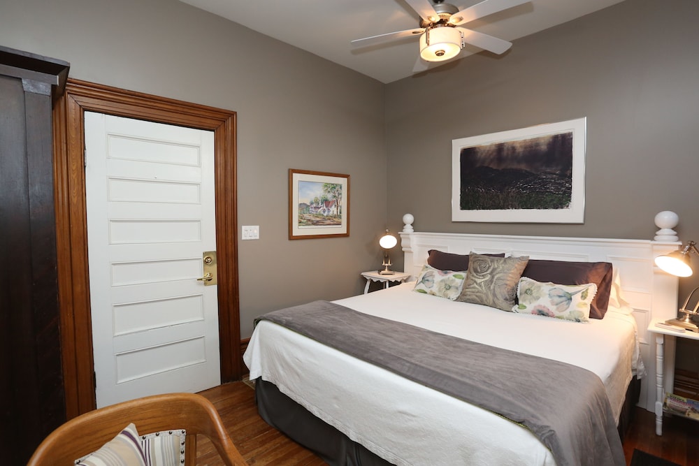 Superior Studio Suite, 1 King Bed (En Suite, Private Entrance) photo 3