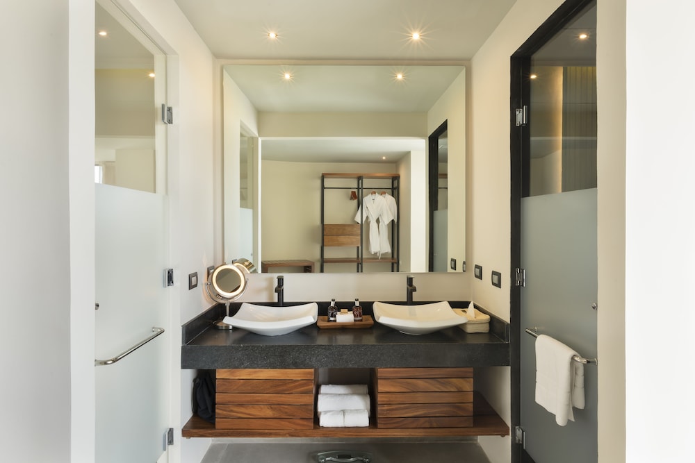 Panoramic Suite, Oceanfront - Photo 5