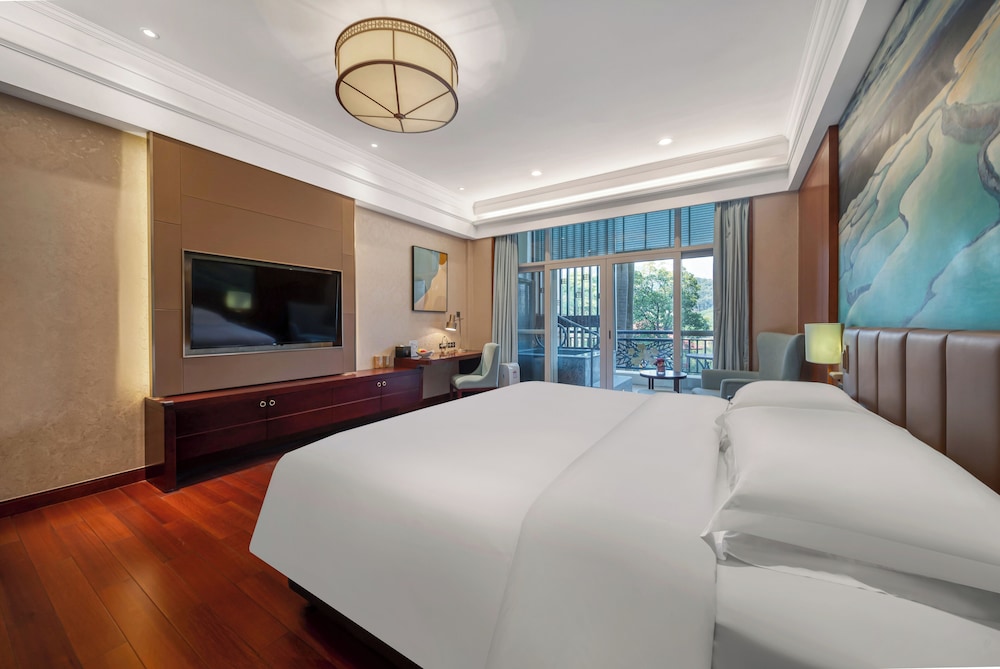 Hotspring Deluxe Suite photo 2