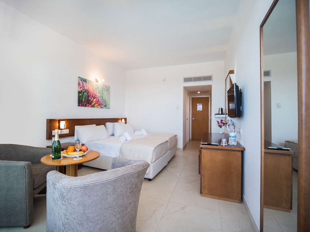 Standard Double or Twin Room, 1 Double or 2 Twin Beds, Balcony, Pool View - Photo 4