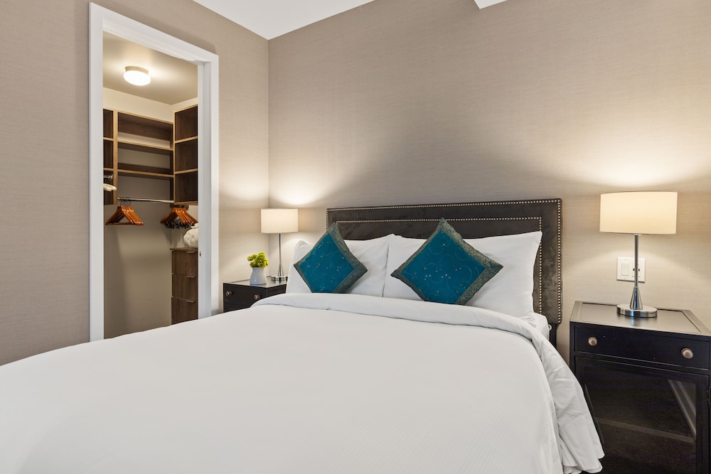 Suite, 2 Bedrooms (King/Queen) photo 3