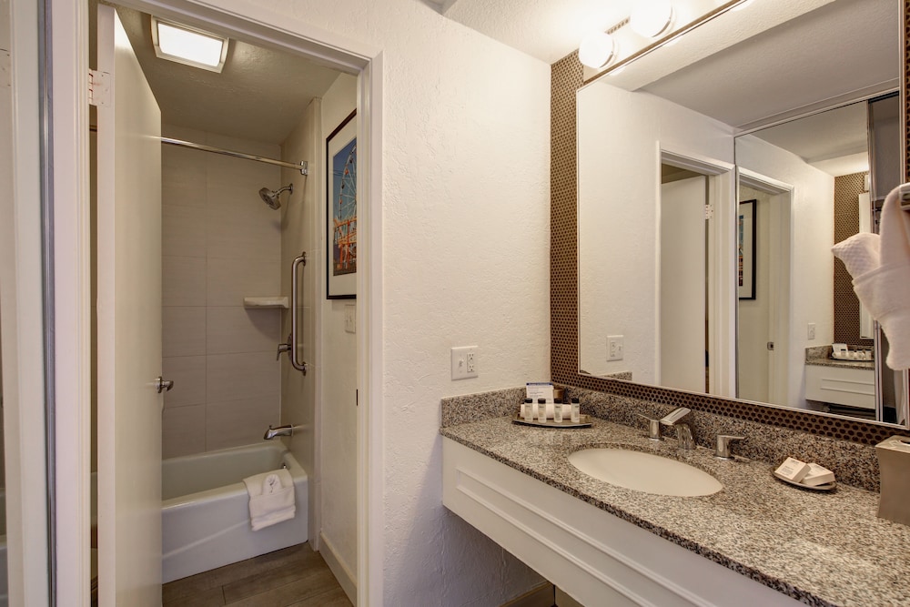 Deluxe Room, 1 Queen Bed thumbnail 5