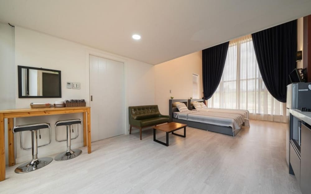 Room (Room 201 (Walpool Spa Pet Companion R)