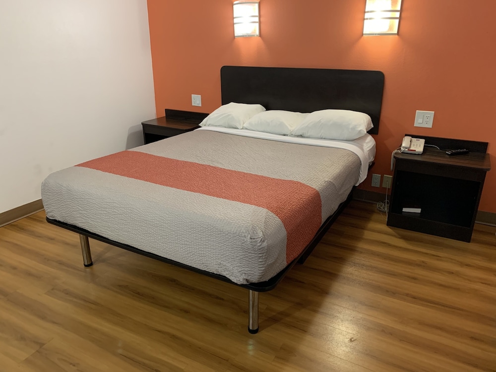 Deluxe Room, 1 Queen Bed, Accessible, Non Smoking photo 3