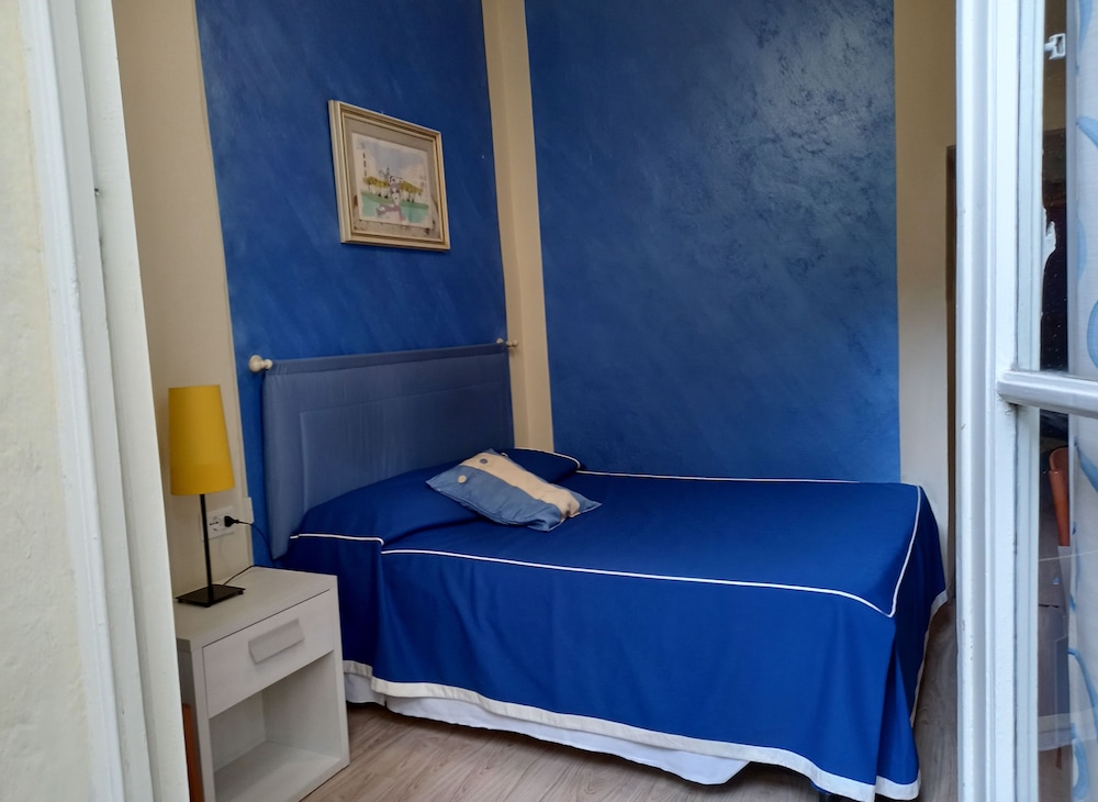 Economy Double Room, 1 Large Twin Bed, Private Bathroom (Small) photo 1
