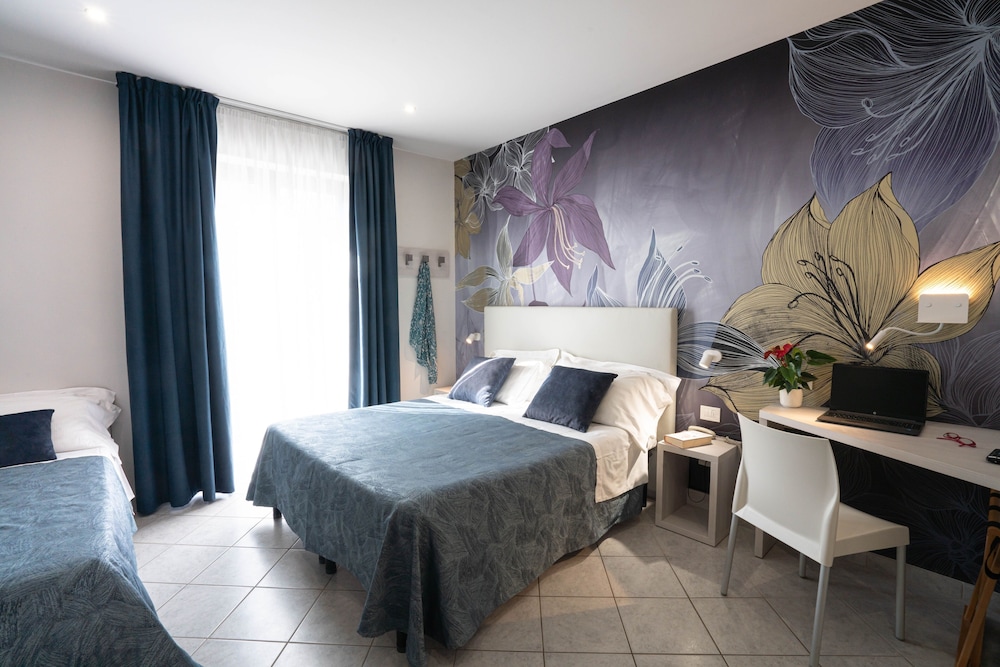 Deluxe Triple Room, Balcony, Partial Sea View photo 1