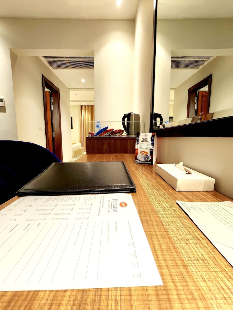 Premier Suite, 1 King Bed, Non Smoking, City View (with Extra Bed) - Photo 1