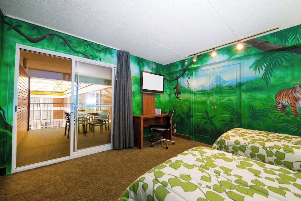 Superior Room, 2 Queen Beds, Poolside