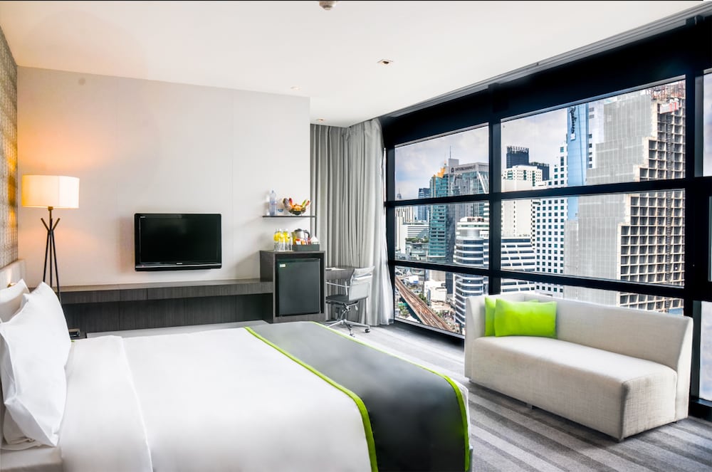 Premium Room, 1 King Bed, Club Lounge Access thumbnail 5