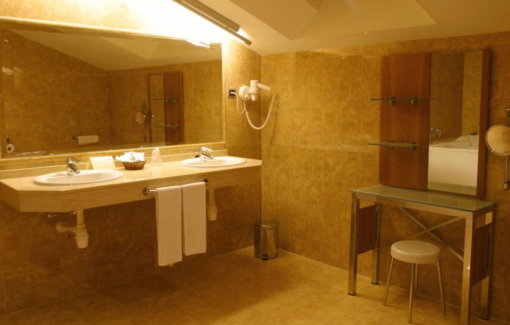 Double Room (with extra bed) photo 2