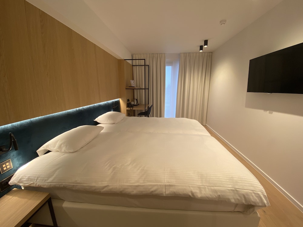 Deluxe Twin Room - Photo 3