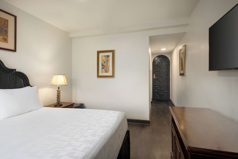 Deluxe Room, 1 Queen Bed - Photo 2