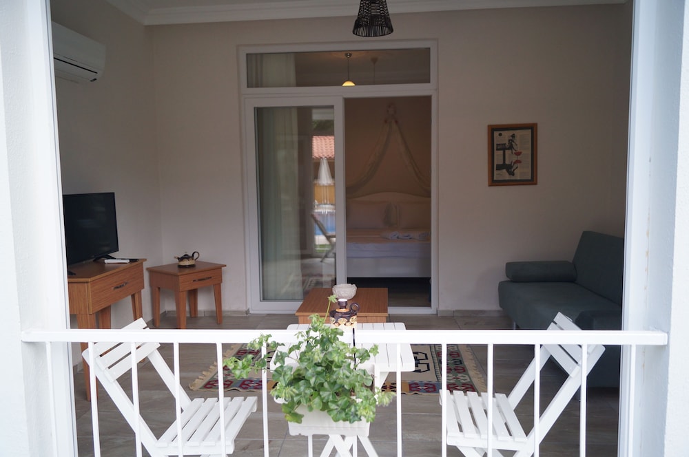 Junior Suite, Pool View photo 3