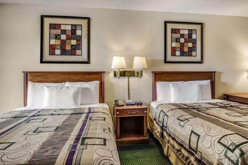 Room, 2 Queen Beds, Accessible, Smoking photo 2