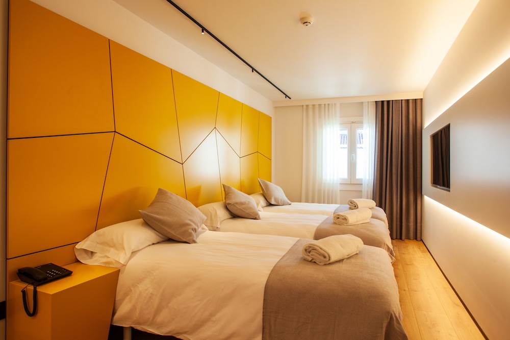 Family Triple Room, 3 Twin Beds, Courtyard View