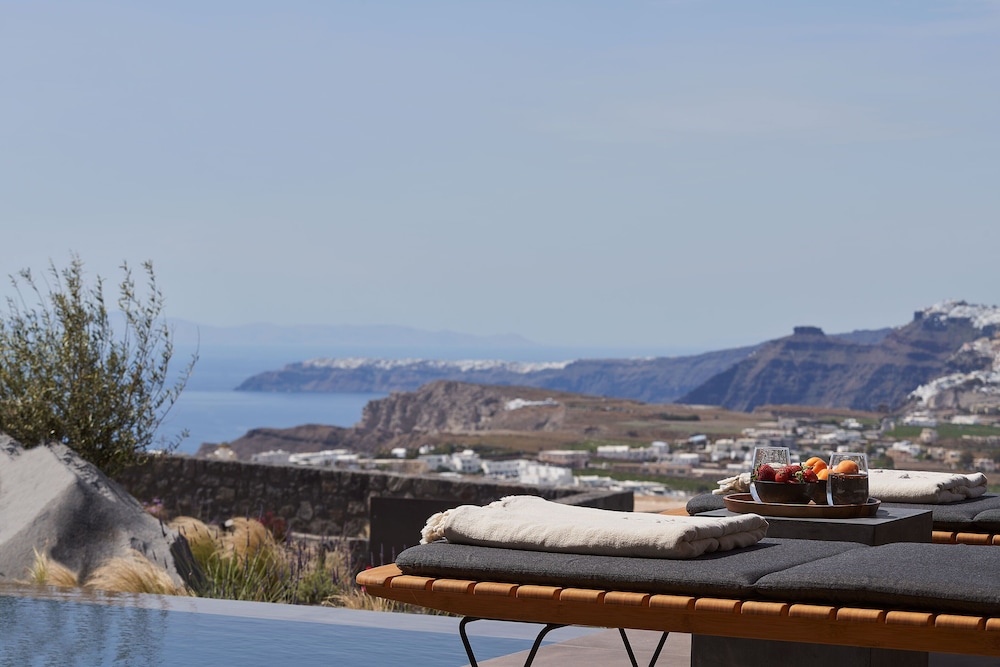 Exclusive Suite with Outdoor Private pool and Caldera View