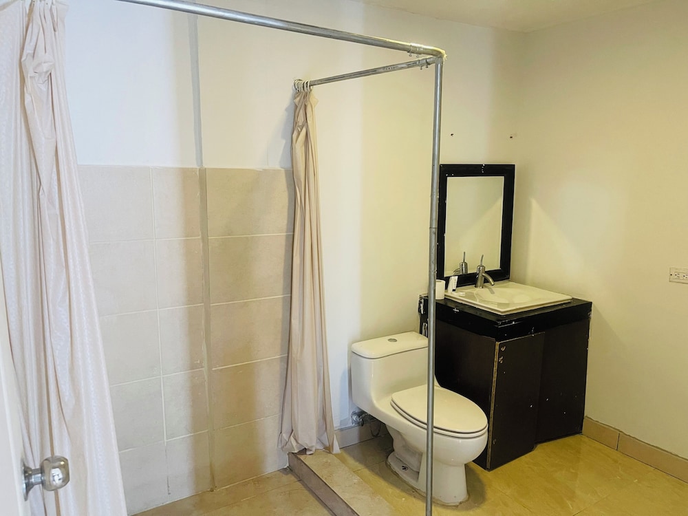 Basic Double Room, 1 Queen Bed, Non Smoking photo 2