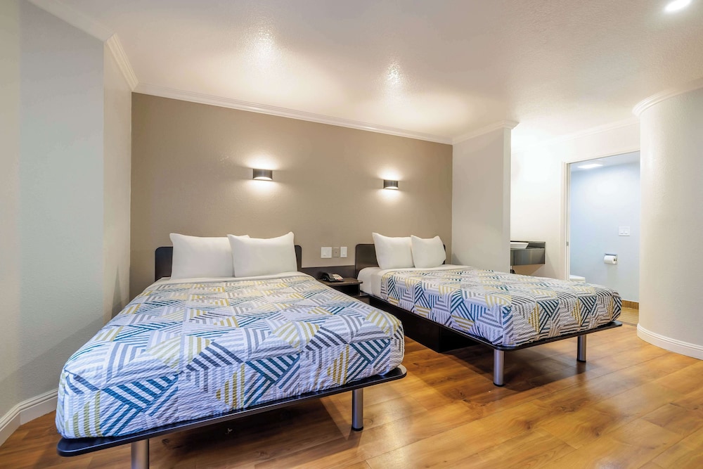 Standard Room, 2 Double Beds, Non Smoking, Refrigerator & Microwave photo 1