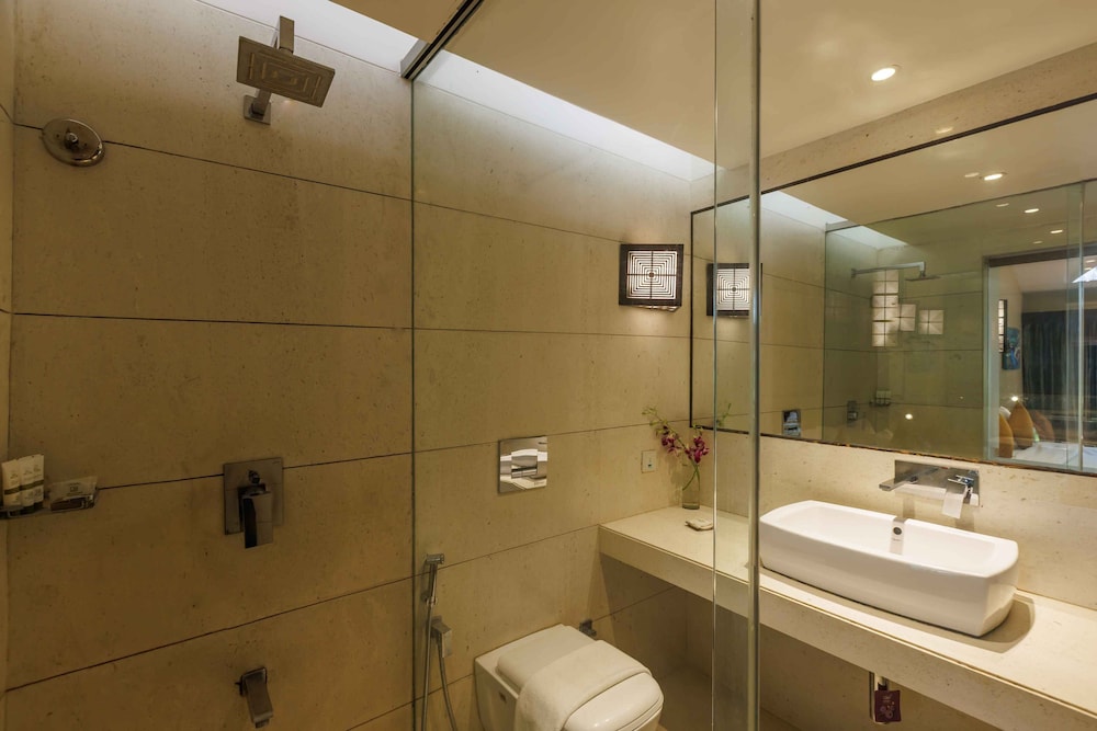 Luxury Room, 1 King Bed, Pool View - Photo 6