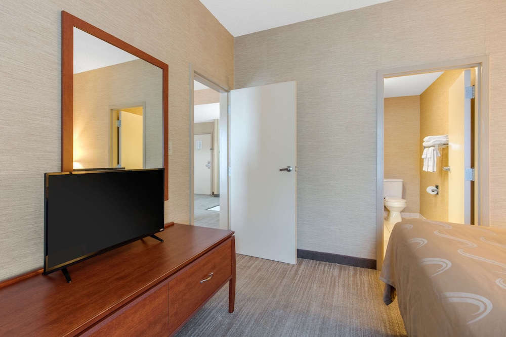 Suite, 1 King Bed with Sofa bed, Non Smoking (Larger Unit, 2 Person Sofa bed) photo 2