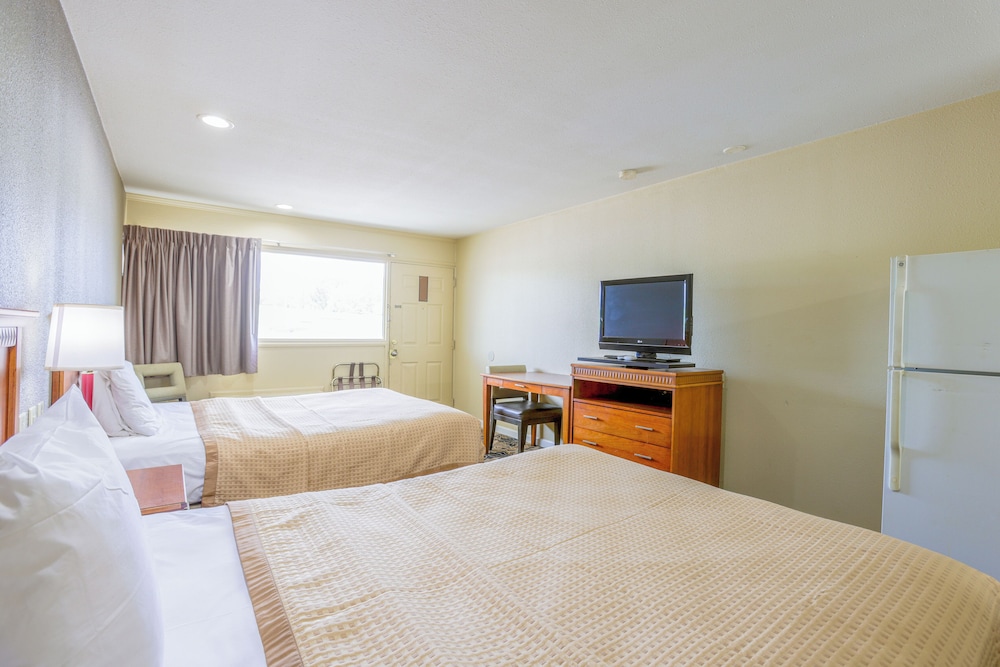Room, 2 Queen Beds, Smoking photo 2