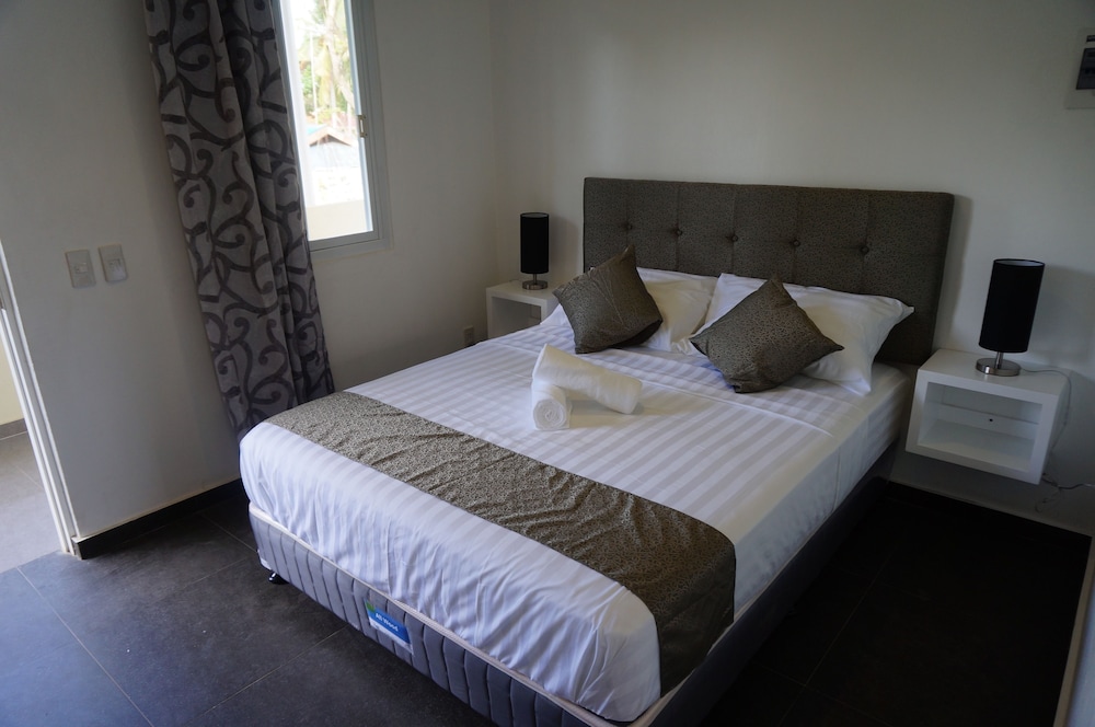 Queen Suite with Pool View photo 1