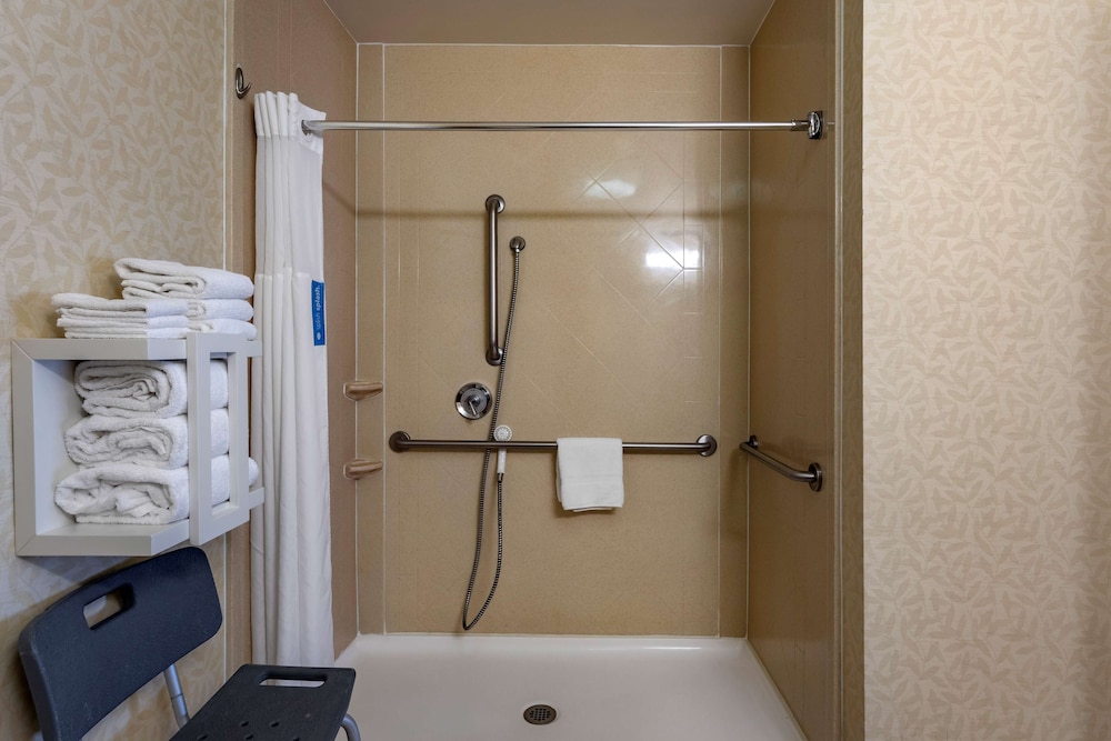 Suite, 1 King Bed, Accessible, Non Smoking photo 2