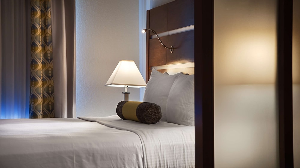 Suite, 1 King Bed, Non Smoking, Bathtub photo 3