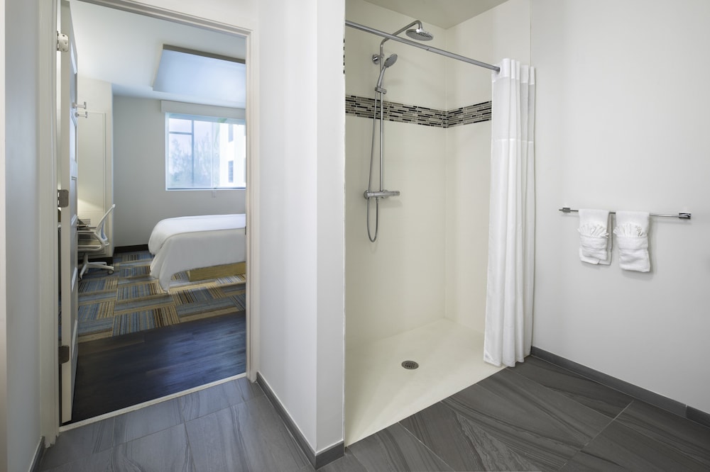 Suite, 1 King Bed (Walk-In Shower) - Photo 10