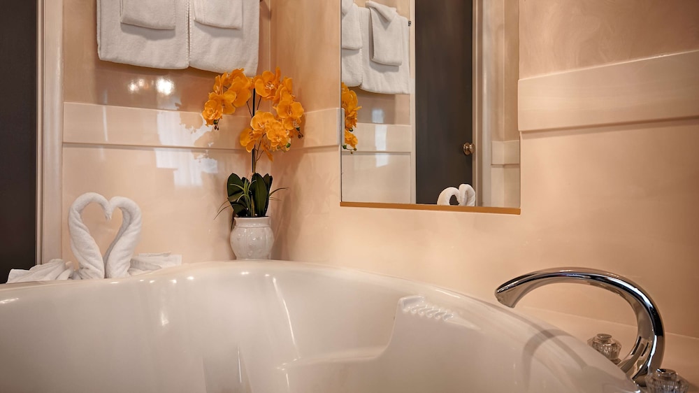 Suite, 1 King Bed, Non Smoking, Refrigerator & Microwave (Walk-in Shower) - Photo 4