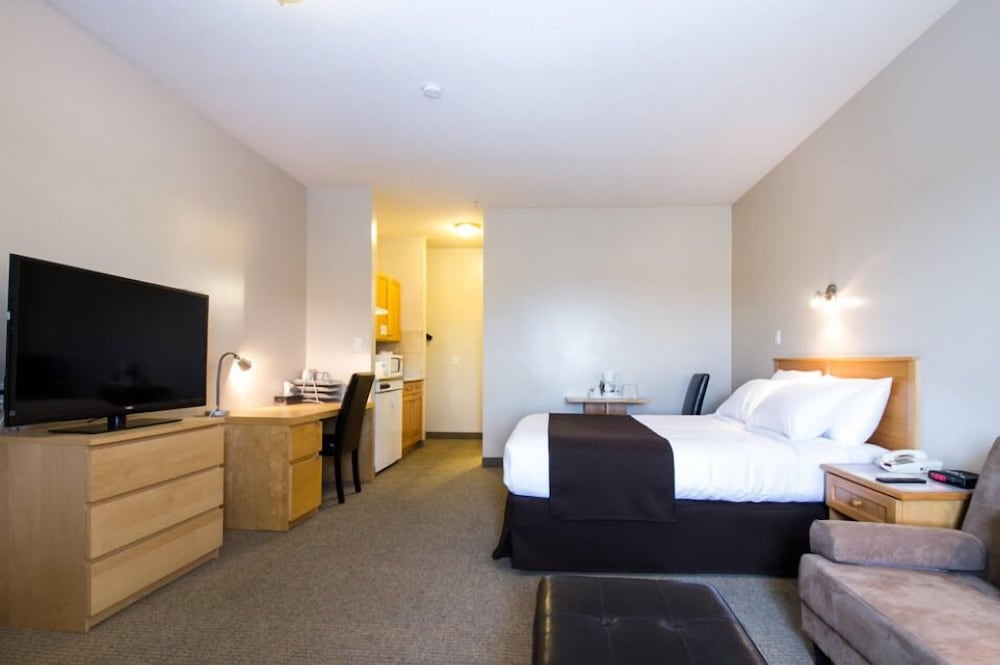 Deluxe Room, 1 Queen Bed, Kitchenette photo 3