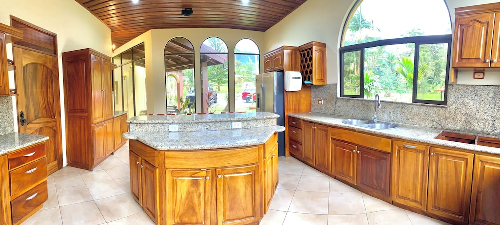 Luxury House photo 3