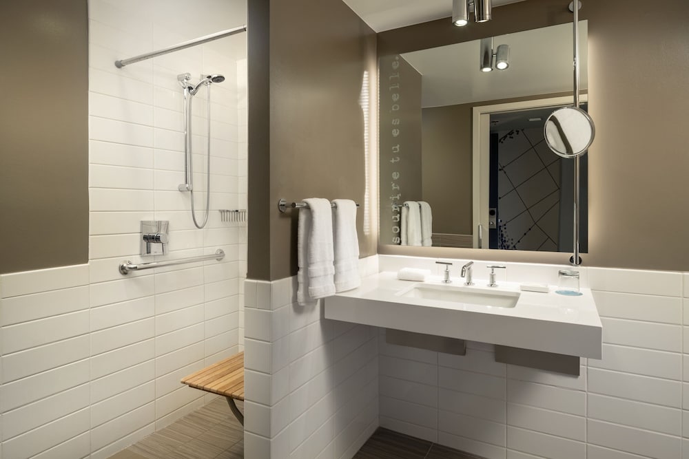 Urban, Suite, 1 King Bed, River View, Corner - Photo 6
