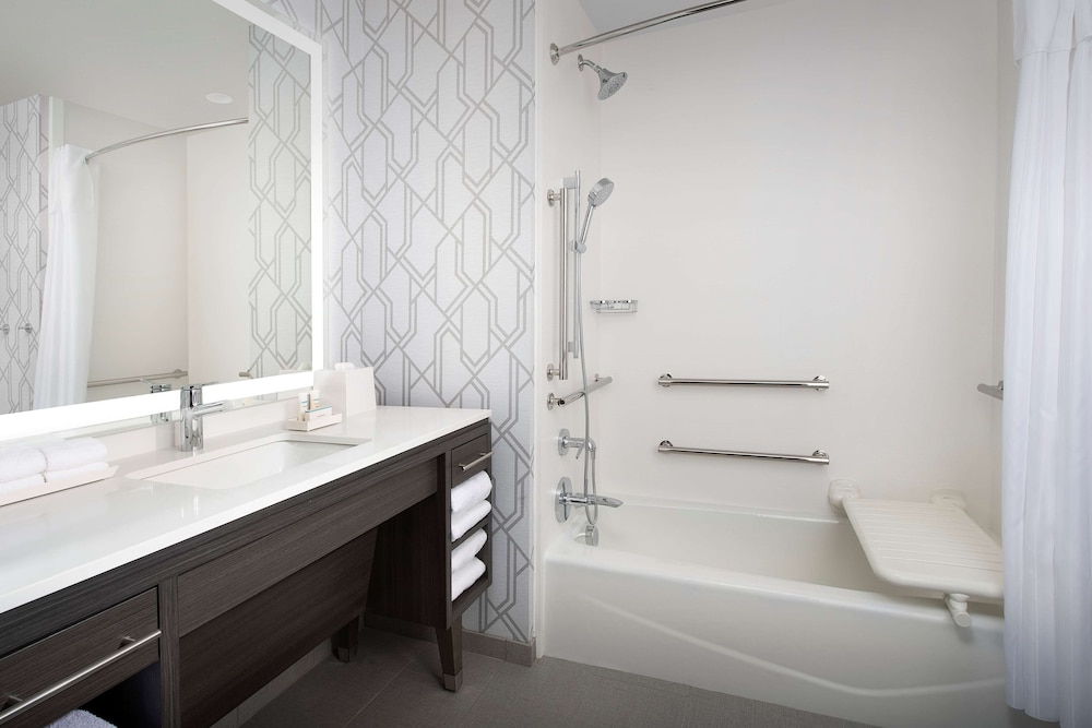 Suite, 1 King Bed, Accessible, Non Smoking (Hearing) - Photo 9