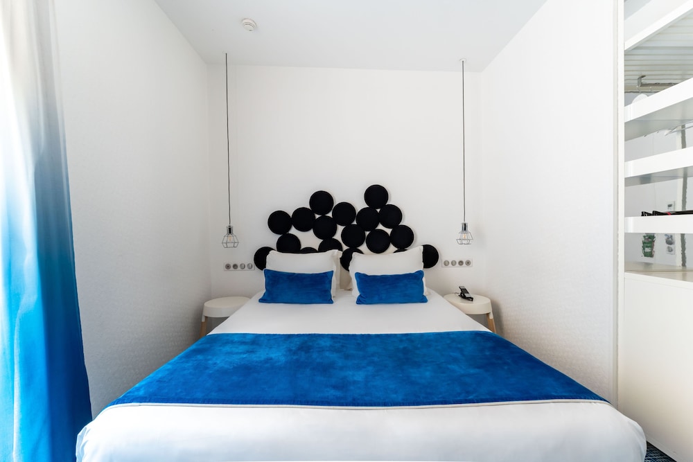 Superior Double Room, includes soft minibar, courtesy tray, digital press photo 2