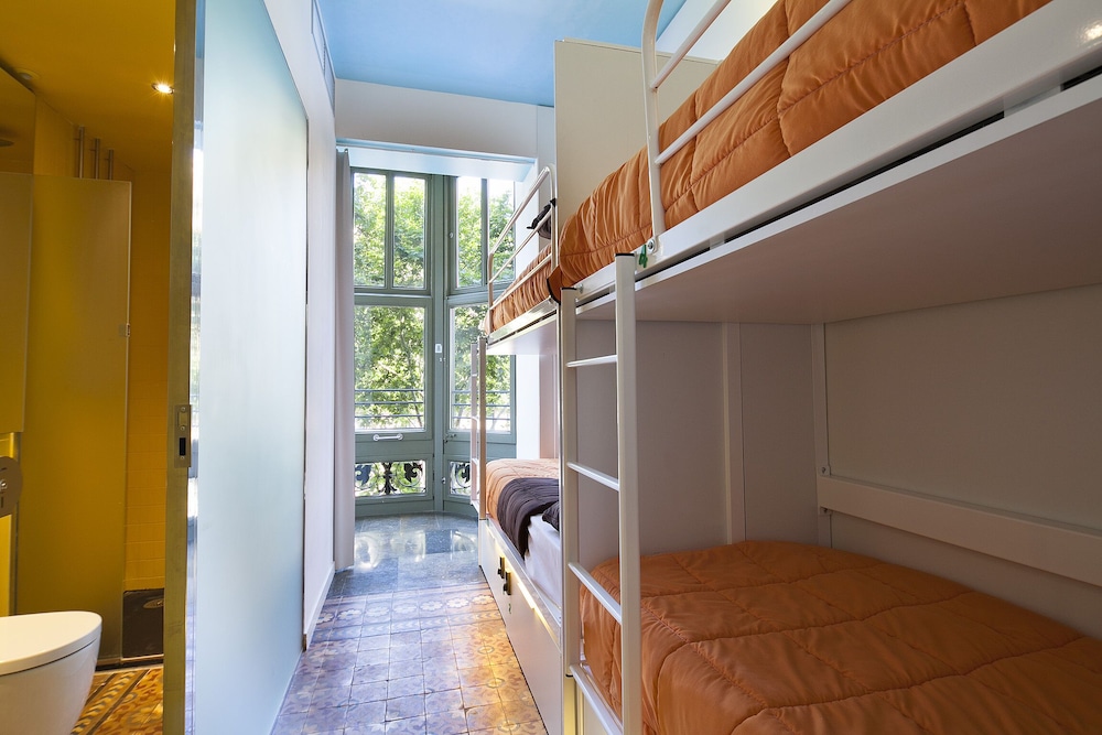 Shared Dormitory, Mixed Dorm (6 Bed Dorm) photo 3