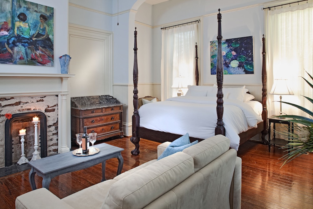 Standard Suite, Ensuite (Henry Suite)
