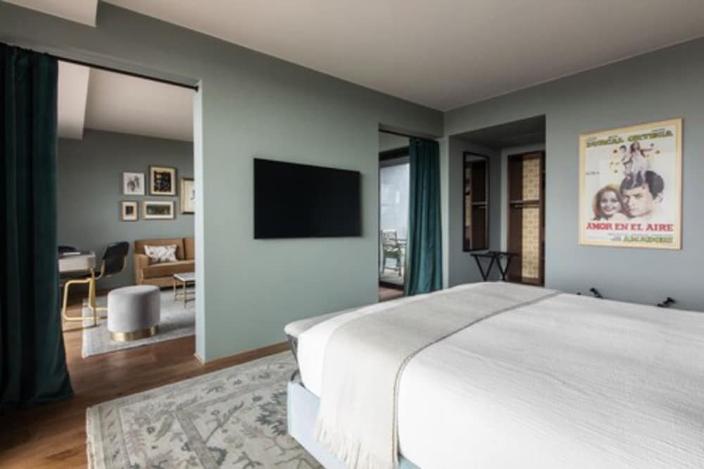 Executive Suite - Photo 4