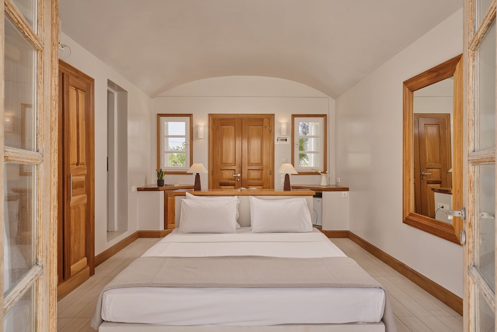 Junior Studio Suite, Jetted Tub - Photo 3