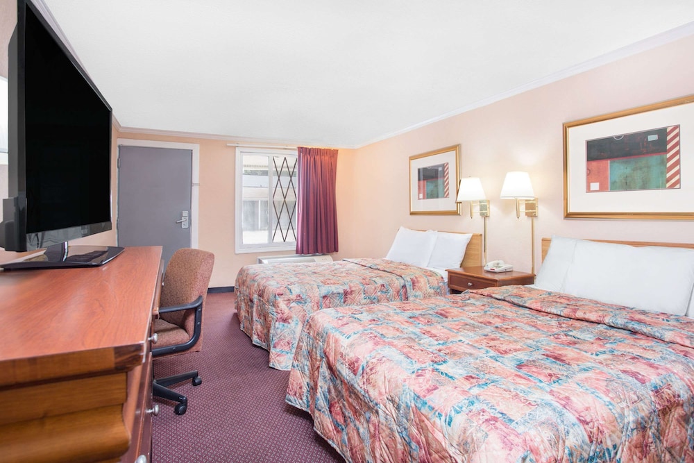 Room, 2 Double Beds, Non Smoking - Photo 2