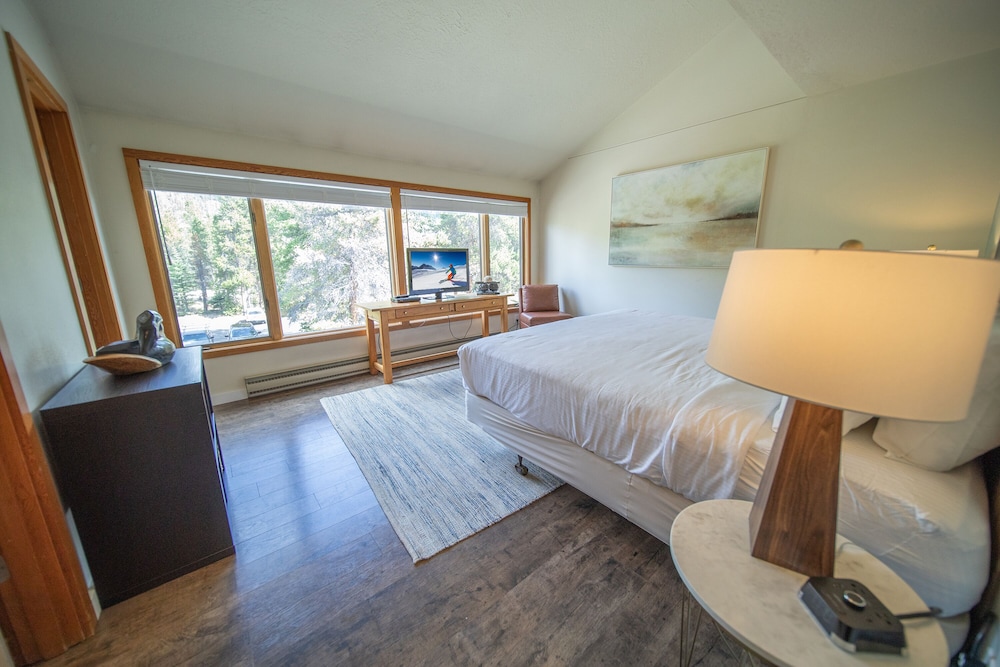 Signature Condo, 2 Bedrooms, Balcony, Mountain View (Montezuma 1766) photo 3