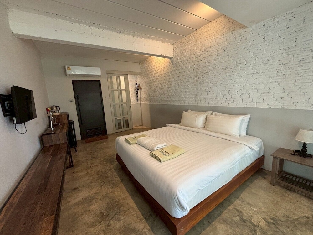 Queen Room with Balcony (Next to Bar and Restaurant, Music Played from 10:00AM - 12:00AM) photo 1