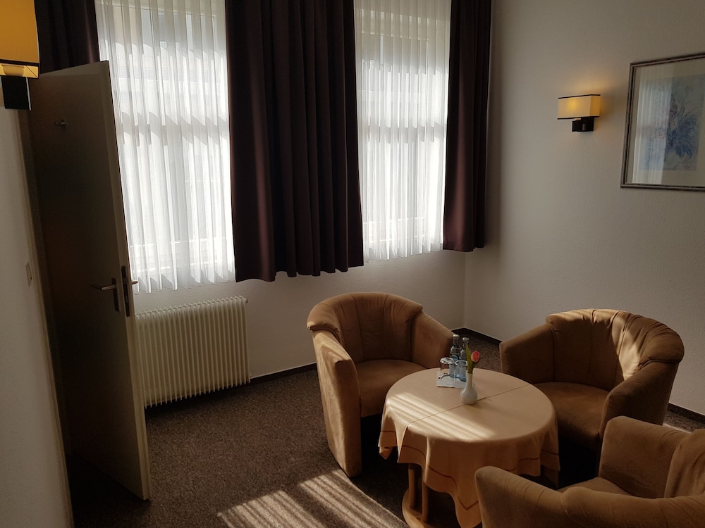 Economy Triple Room photo 2
