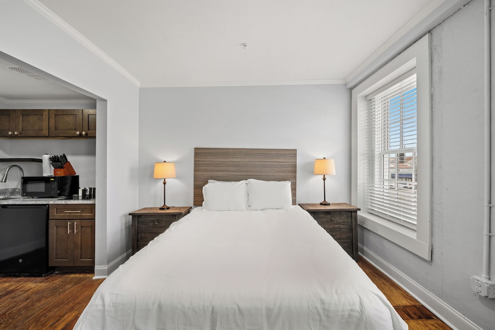Deluxe Studio, 1 Queen Bed, Non Smoking, Kitchenette photo 2