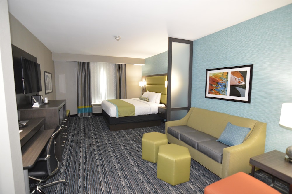 Suite, 1 King Bed with Sofa bed, Non Smoking, Refrigerator & Microwave (with Sofabed) photo 1